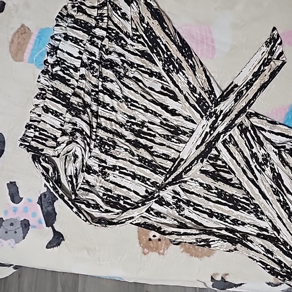 Brand new dress pants high-rise with a bow in the front! - Picture 5 of 6